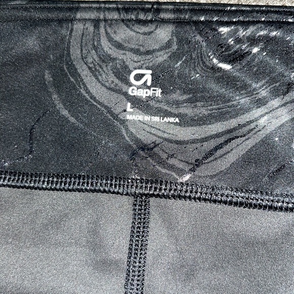 Worn once like new gap fit with marble like design size large - Picture 3 of 3